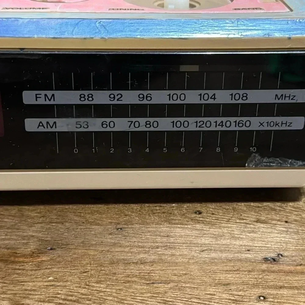 VTG SONY Dream Machine FM/AM Digital Model ICF-C2W Clock Radio - Tan - Retro g32